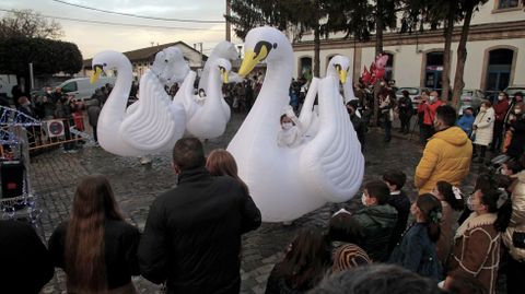 Cisnes y osos gigantes acompañaron las carrozas de los tres magos de Oriente en su recorrido por las calles de Monforte