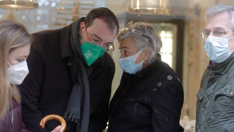 El presidente de Asturias, Adrián Barbón, y la alcaldesa de Gijón, Ana González, presencian las labores de bomberos y sanitarios en el Colegio San Vicente de Paúl
