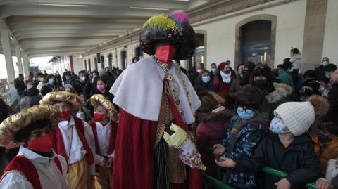Baltasar entrega caramelos a los niños que esperaban a los reyes en la estación de Monforte