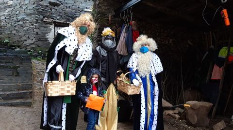 Los Reyes magos hicieron este año un completo recorrido por el municipio de Folgoso do Courel