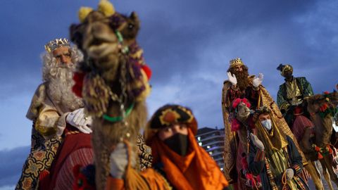 La imagen soñada: los Reyes Magos montados en dromedarios saludan a los ourensanos.