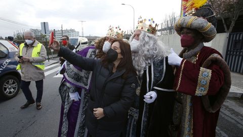 La alcaldesa de A Coruña, con los Reyes, antes de empezar la cabalgata