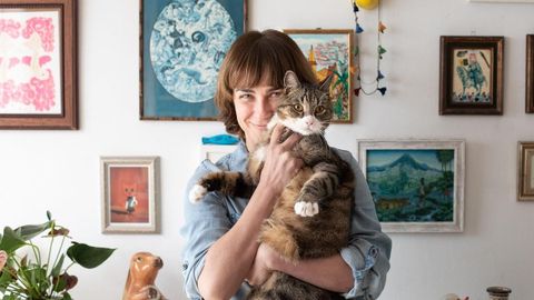 La escritora Sara Mesa novela de manera singular la convivencia de una profesora con su gato y su perra en «Perrita Country», con ilustraciones del premio nacional Pablo Amargo.