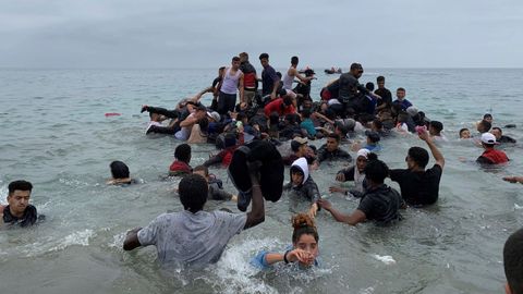 Unos 1.500 menores llegaron a la costa ceut el pasado mes de mayo.