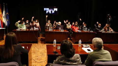 Momento en que los concejales de BNG y PSOE dieron su respaldo al presupuesto municipal de Pontevedra para este año