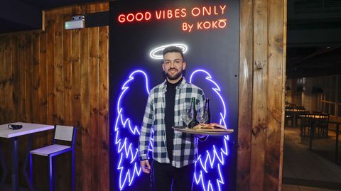 Rodrigo Romero ofrece «cañas, tapas y buen rollito» en Kokó, el nuevo bar de Compostela.