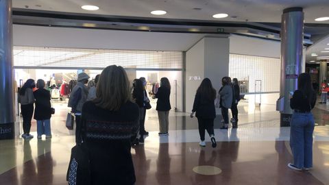 Gente esperando a la apertura de Zara en Marineda City en el primer día de rebajas