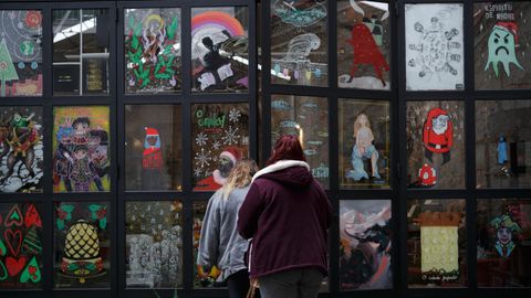 La exposición colectiva puede verse en los ventanales de la puerta de la sala Mur Marxinal.