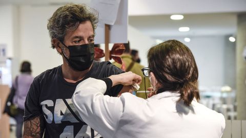Vacunación covid en el edificio administrativo de Pontevedra, donde este lunes están citadas 3.000 personas de 40 a 49 años
