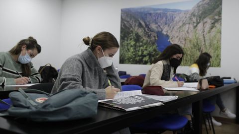 Un grupo de alumnas preparando unas oposiciones en una academia de A Coruña