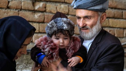Sohail Ahmadi, un bebé afgano que se perdió en el desordenado proceso de evacuación de Kabul durante la toma del poder por parte de los talibanes en agosto, se reúne con su abuelo y su tía después de cinco meses, en Kabul.