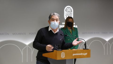 El alcalde de Pontevedra, Miguel Anxo Fernández Lores, con la directora de la Misión Biológica de Galicia, Elena Cartea