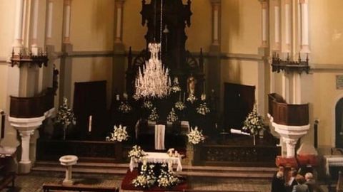 Foto de hace unos años, cuando la lámpara estaba colgada en el techo del templo