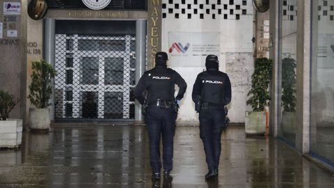 La policía delante del edificio en el que tuvo lugar el crimen el día en el que se produjo el hallazgo del cuerpo