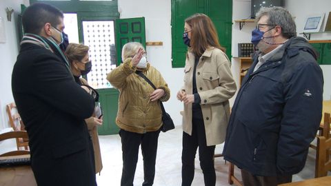 Visita de la directora xeral de Administración Local, Natalia Prieto, a las instalaciones de la asociación de vecinos de O Polvorín.