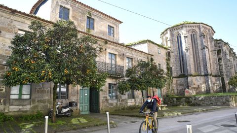 Edificio de Obras Misionales Pontificias, propiedad de la Iglesia, que el Concello Pontevedra quiere sumar al convento de Santa Clara