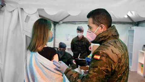 Punto de vacunación del parking 3 del HUCA (Hospital Universitario Central de Asturias), en el que colabora un equipo móvil de vacunación del Ejército del acuartelamiento Cabo Noval