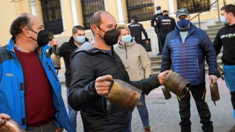 La asociación Asturias Ganadera ha reiterado sus peticiones este viernes con un cencerrada ante la sede del Gobierno asturiano
