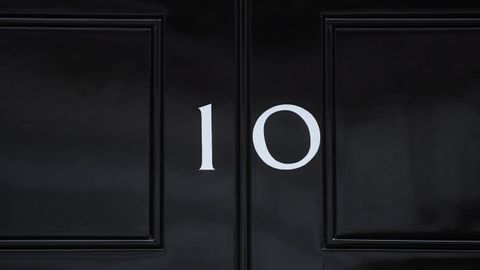 Puerta del número 10 de Downing Street, residencia oficial del primer ministro británico