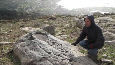 El arqueólogo Fernando Javier Costas Goberna en el petroglifo de A Pedreira de Santa María de Oia