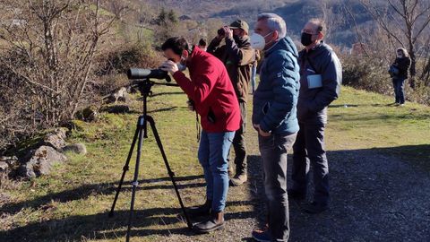 En primer término, el alcalde de Sobrescobio, Marcelino Martínez, y el director general del Medio Natural junto a miembros del equipo del observatorio de Rioseco que participa en la elaboración del censo
