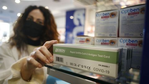 Despacho de pruebas de antígenos en una farmacia de Viveiro.