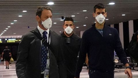 Djokovic, en el aeropuerto de Melbourne, antes de abandonar Australia