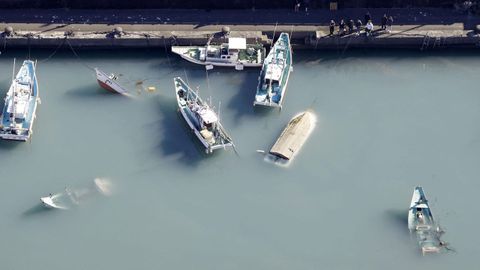 Una vista aérea muestra barcos volcados en Japón después de ser afectados por el tsunami causado por la erupción del volcán submarino en la isla de Tonga