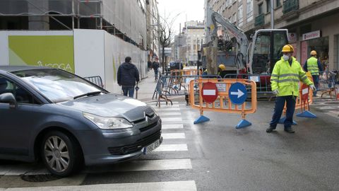 El corte y los desvíos de tráfico en el entorno de la calle Benito Corbal, en Pontevedra, se prolongaron durante toda la mañana por una obra
