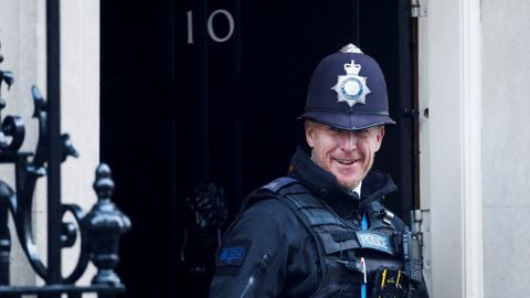 Un policía vigila la entrada del número 10 de Downing Street.