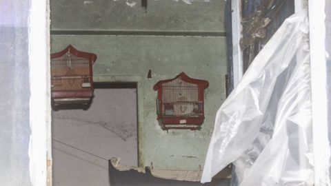 Vista desde la calle de una de las estancias de la casa de la mujer que fue hallada muerta en Freixeiro