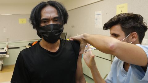 En el hospital de Burela continuará esta semana la campaña de vacunación con «repescas» para maiores de 40 años, niños de 5 a 11 y terceras dosis