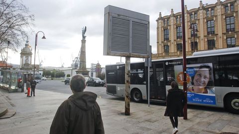 El panel de la plaza de Galicia se instaló en 2010, pero nunca llegó a cumplir su misión y actualmente se encuentra muy deteriorado.