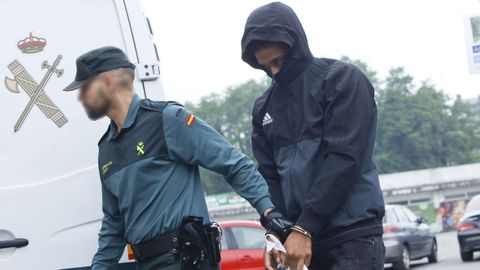 El acusado por el crimen de Ordes, Julián Eduardo V. T., tras su paso por los juzgados una vez ya extraditado a España desde Colomia