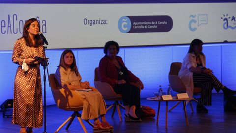 La alcaldesa durante el encuentro de turismo en Fase A Coruña , en junio del 2020