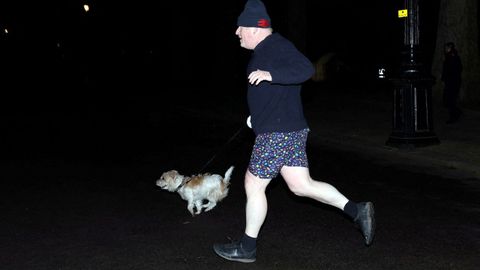 El primer ministro britnico, Boris Johnson, este lunes, trotando por el parque londinense de St. James junto a su perro Dilyn