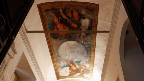Una pintura de Caravaggio valorada en 310 millones de euros. El cardenal Del Monte, diplomático y mecenas, encargó en 1597 a Caravaggio, que tenía 20 años, que pintara el techo de un pequeño cuarto que usaba como laboratorio de alquimia. El mural, de 2,75 metros de ancho, fue pintado al óleo sobre el yeso y compone una escena alegórica con los dioses Júpiter, Neptuno y Plutón representando la transformación del plomo en oro. Caravaggio colocó su propio rostro y cuerpo en cada una de las tres figuras. 
