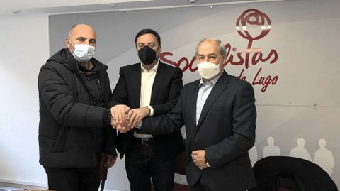 Xosé María Arias, Valentín González Formoso y José Tomé, tras sellar el acuerdo de lista única en la sede del PSOE en Lugo
