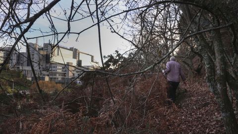 Luis Iglesias, en el Camiño Real de Vidán, con el Hospital Clínico al fondo