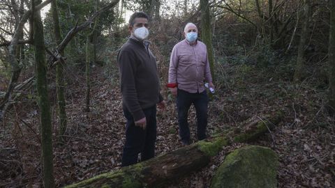Luis Iglesias junto a otro vecino en el Camiño Real de Vidán