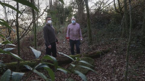 Luis Iglesias junto a otro vecino en el Camiño Real de Vidán