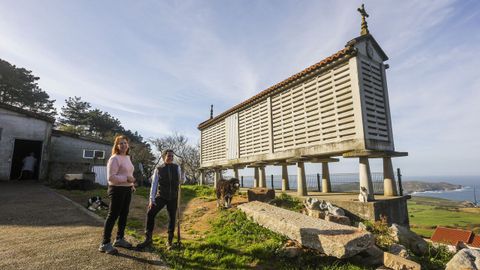 María José y su hija Alba, ayer en Touriñán, en el concello de Muxía.