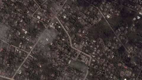 Casas cubiertas de ceniza después de la erupción 