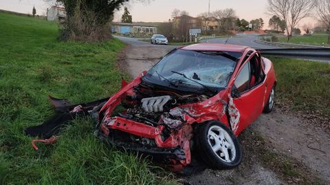 El coche que conducía la mujer herida sufrió importantes destrozos en su parte frontal