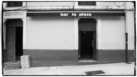 Puerta del bar La Plaza de Gijn