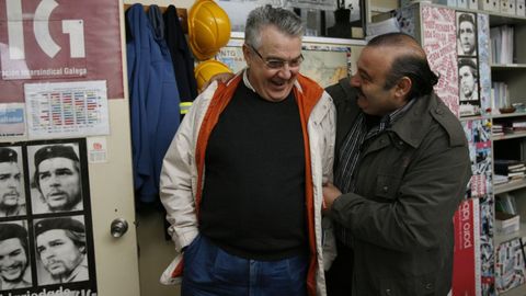 Churi, a la derecha, con Faustino de la Viña, otro de los miembros del comité de Alúmina-Aluminio que fue despedido como consecuencia del desastre del Casón