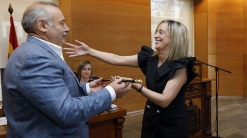 Luis Manuel García Otero con la alcaldesa, María Loureiro, durante su toma de posesión como concejal en junio del 2019