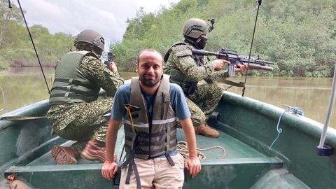 Javier Romero, con una patrulla de la Armada en Colombia