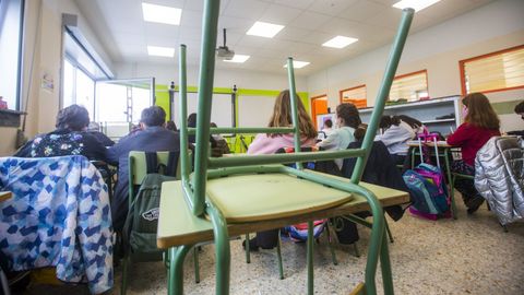 En muchas clases hay pupitres vacíos por el covid