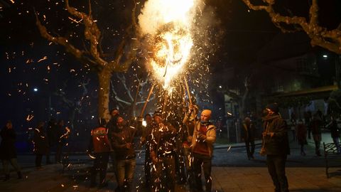 El fuego de los Fachós volvió a iluminar la noche de Castro Caldelas.